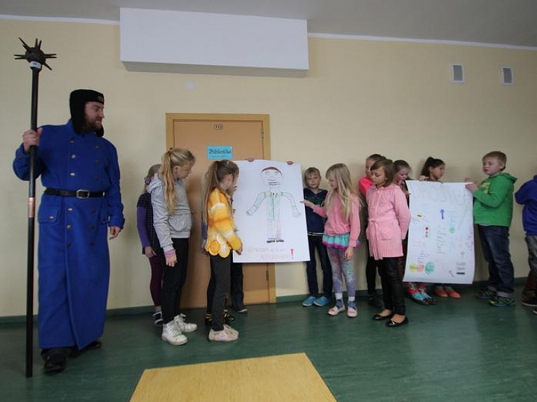 "Gjensidige Baltic" : 40% Madonas skolēnu nodrošinājušies ar atstarotājiem


