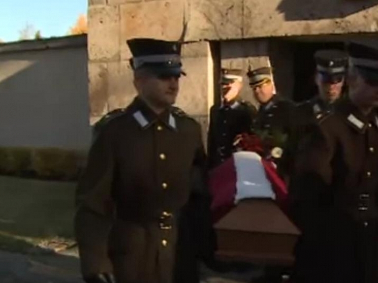 Rīgā pārapbedī latviešu strēlnieku

