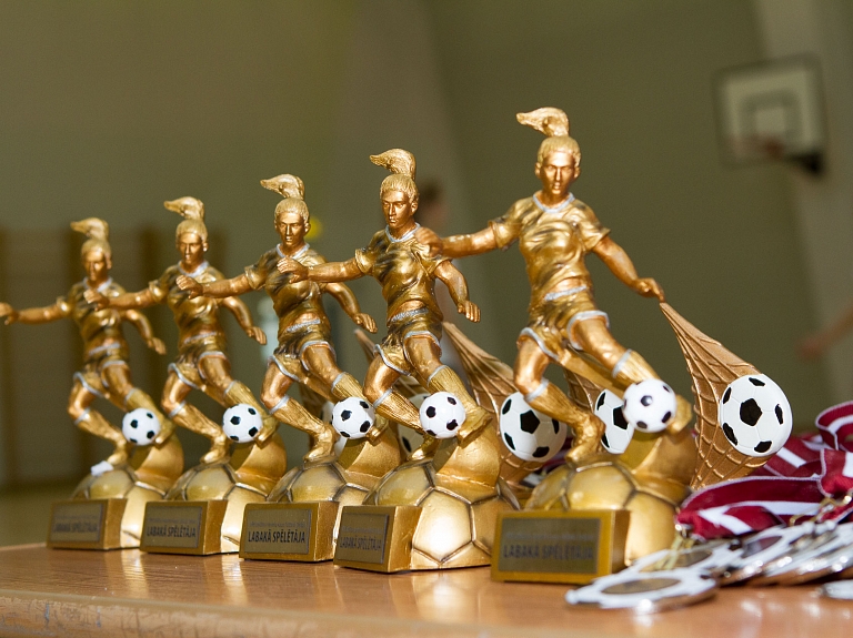 Valsts robežsardzes koledžā aizvadītas atklātās sacensības telpu futbolā sievietēm

