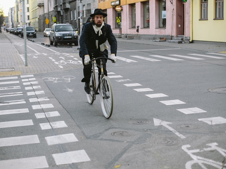 60% Rīgas velobraucēju turpina braukt ar divriteni arī rudenī

