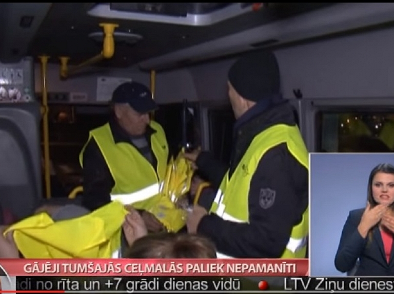 Gājēji tumšajās ceļmalās paliek nepamanīti

