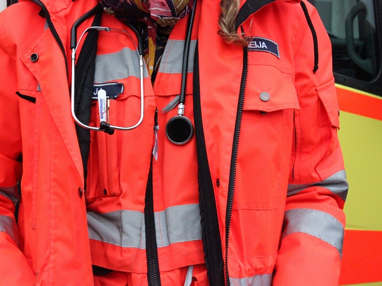 Rīgas reģionā uz ielas atrasts nosalis vīrietis