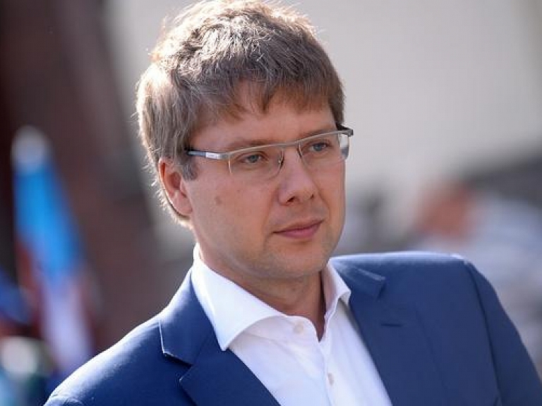 Ušakovs: tiesas lēmums apķīlāt mantu "iedragās" pastāvīgā memoriāla izbūves plānus Zolitūdes traģēdijas vietā