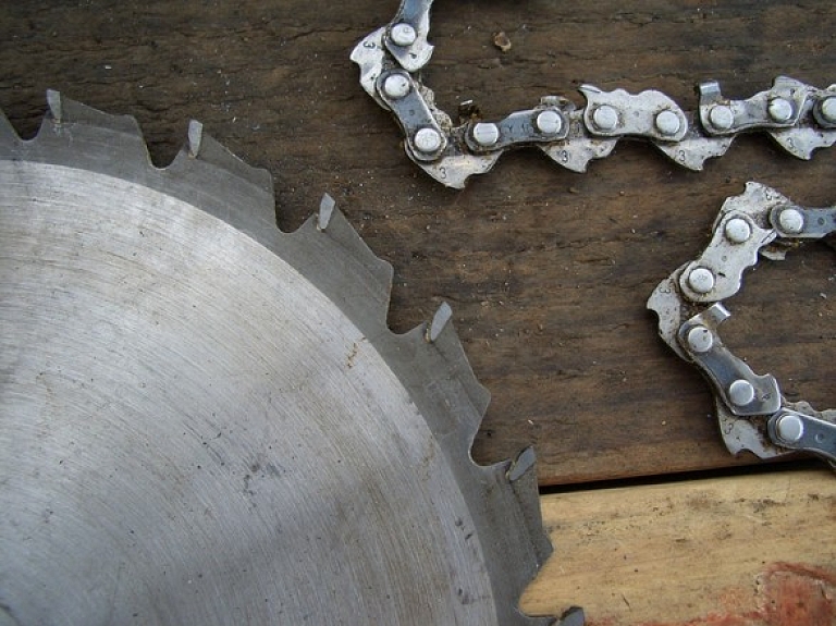 Vīrietis Rīgas reģionā gandrīz nozāģē sev pirkstu

