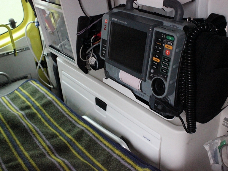 Krītot Rīgas sabiedriskajā autobusā, sieviete guvusi traumas

