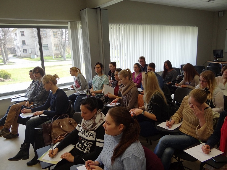 Daugavpils Universitātes studējoši apgūst zinības nakts zinātniskajā seminārā

