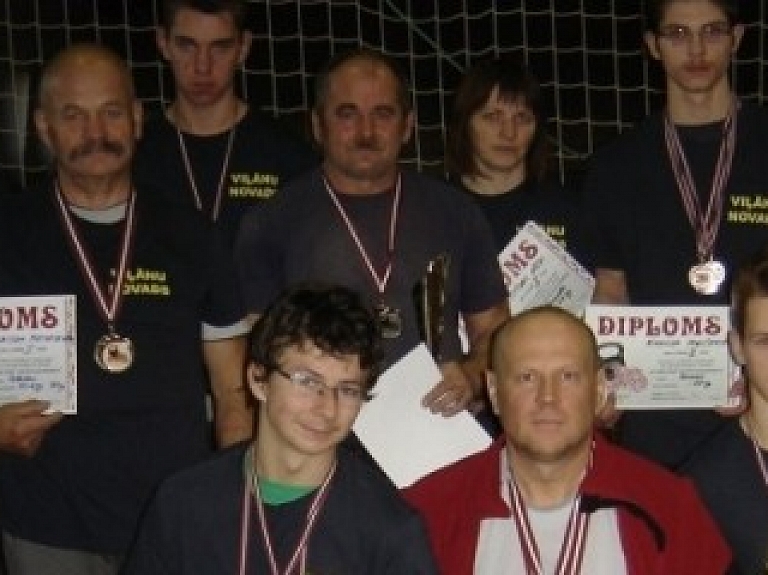 Viļānu novada sportistu panākumu svarbumbu celšanā

