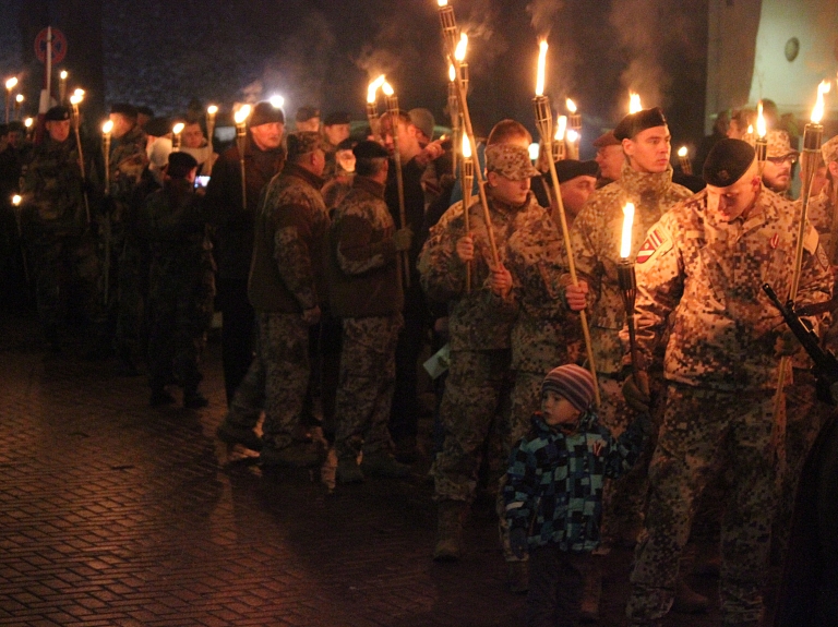 Rēzeknē Lāčplēša dienā - lāpu gājiens