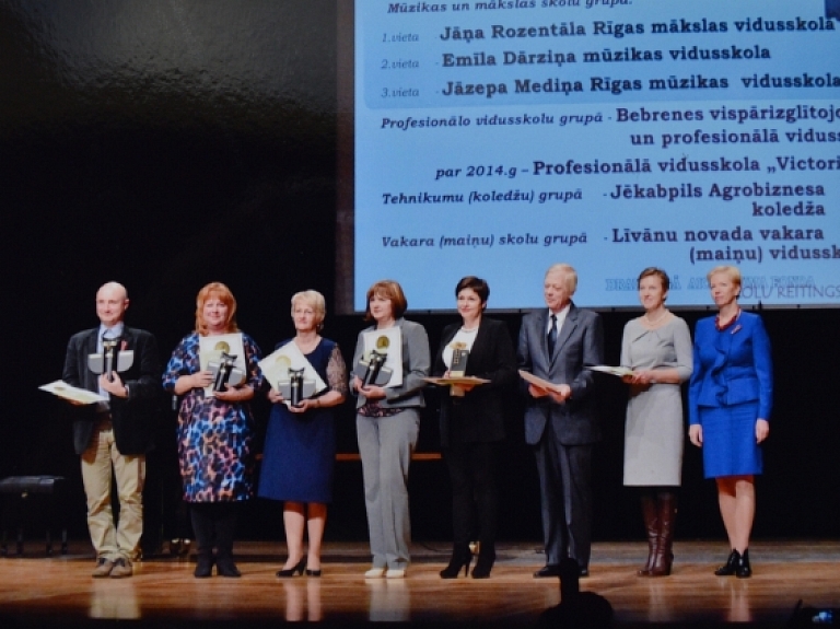 Līvānu novada Vakara (maiņu) vidusskolai pasniegta skolu reitinga Mazā Pūce

