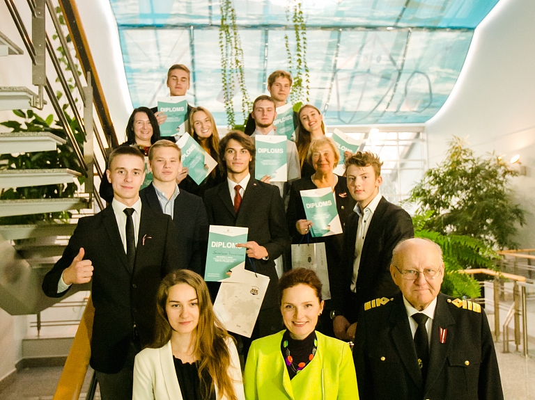 Franču licejam 1.vieta Rīgas Brīvostas zinātniski pētniecisko darbu konkursā

