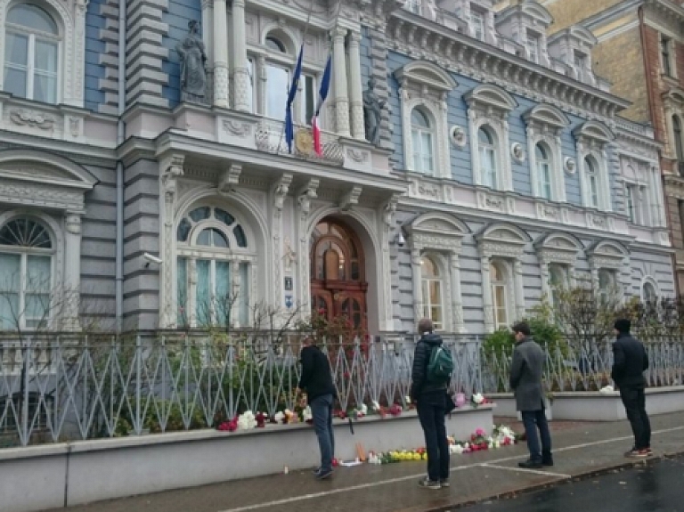  Paužot atbalstu Francijai, pie vēstniecības Rīgā tiek likti ziedi