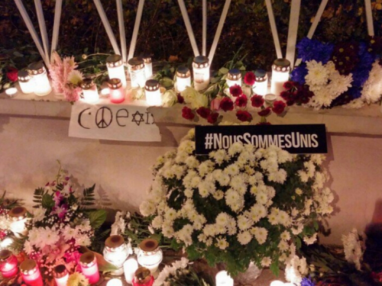 Pie Francijas vēstniecības arī svētdien deg svecītes; karogi sēru noformējumā izkārti tikai pie dažām ēkām

