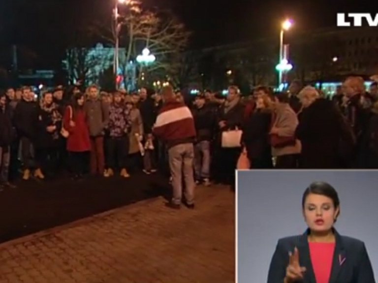 Vismaz 50 cilvēki pie Brīvības pieminekļa pulcējās "miermīlīgā" protestā pret imigrantiem

