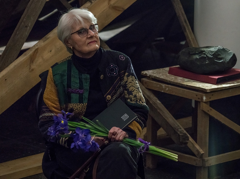 "Gada rīdzinieka" tituls piešķirts māksliniecei Džemmai Skulmei