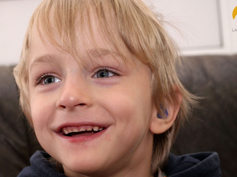 Māte sapņo, ka dēls dzirdēs un runās

