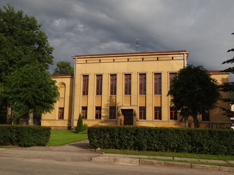 Skolnieces no Smiltenes ģimnāzijas laureātes konkursā "Izstāsti man savu pasaules stāstu"