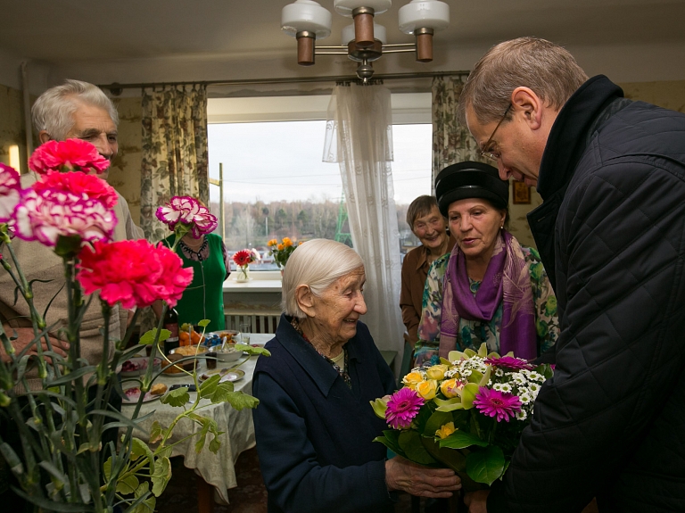 Ameriks sveic 100 gadnieci Zoju Toporkovu apaļajā jubilejā


