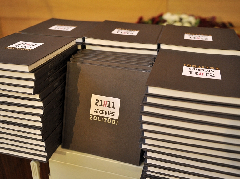 Zolitūdes traģēdijas gadadienā grāmatu "Atceries Zolitūdi" dāvina augstām amatpersonām un vienkāršiem cilvēkiem

