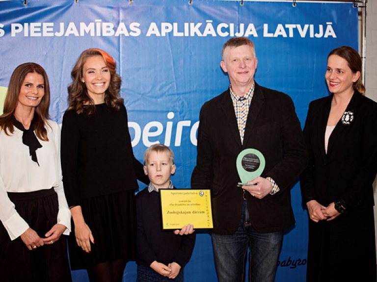 Invalīdu apvienība pasniedz balvu Rīgas Zoo un LU Dabaszinātņu centram

