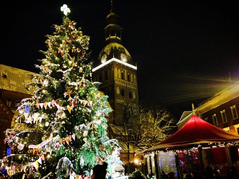 Svētdien atklās Rīgā lielāko Ziemassvētku tirdziņu un iedegs galveno egli

