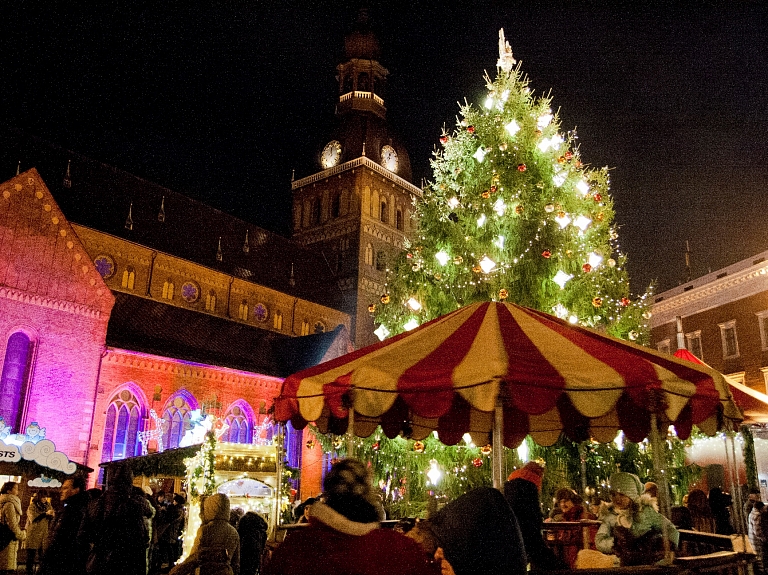 Ušakovs ieslēgs Rīgas svētku apgaismojumu

