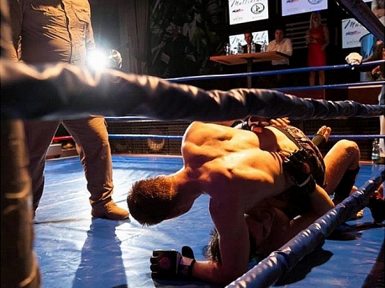 Cēsīs norisināsies cīņas sporta šovs "Dzelzs dūre"

