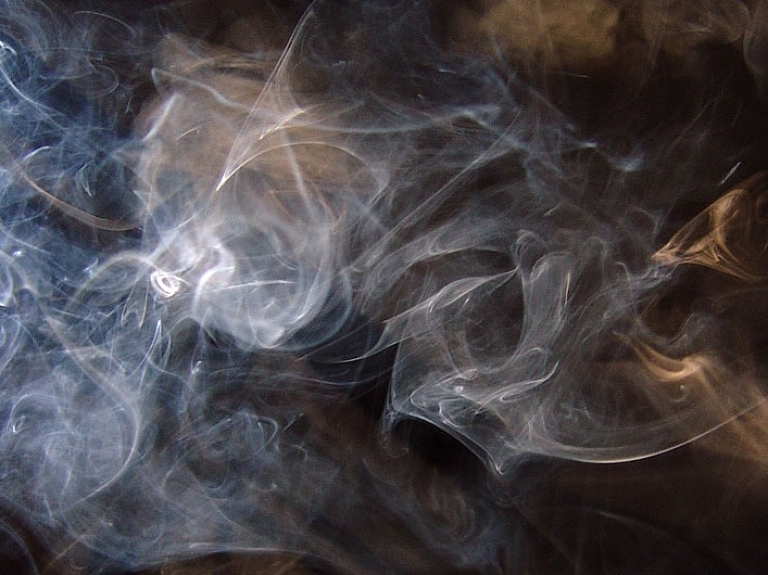 Rīgā ugunsgrēkā ar dūmiem saindējas 53 gadus veca sieviete