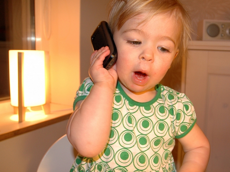 Kā svētku laikā pa telefonu runāt daudz un lēti