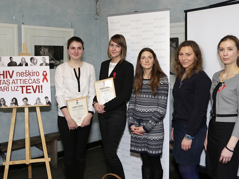 AIDS dienu konkursā uzvar RSU studentes Ilona Rupā un Evita Važeņina

