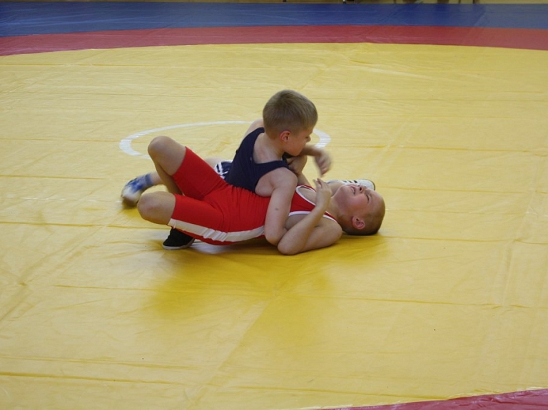 Rēzeknē vīri mērojas spēkiem

