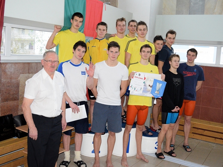 Latgales komanda izcīna trešo vietu peldēšanā

