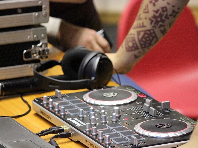 Ar skaļu mūziku traucē piketu pret dzīvnieku izmantošanu cirkā

