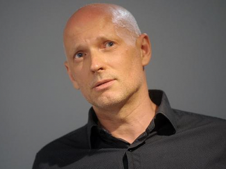 Protestējot pret Vācijas atvērtību bēgļiem, Hermanis pametis darbu Hamburgas teātrī

