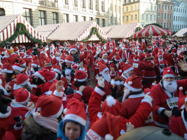 Ziemassvētku vecīšu skrējiena dalībnieki ziedos smagi slimu bērnu māmiņu atbalstam

