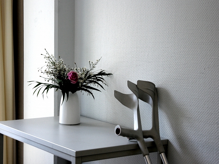 Rīgā vīrietis nokrīt no divus metrus augstām kāpnēm un traumē mugurkaulu

