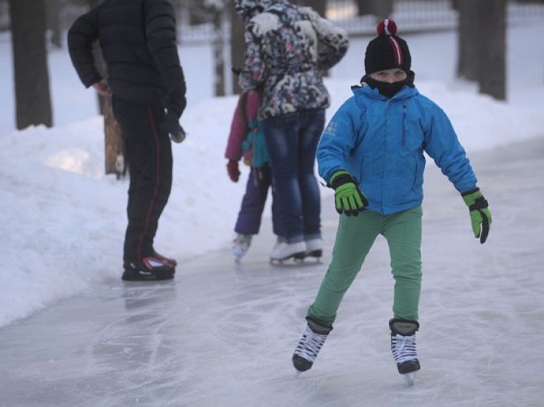 Esplanādē atvērta bezmaksas publiskā slidotava

