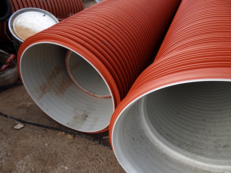 Vērienīgu ūdensvada remontdarbu dēļ Rīgā sastrēgumi Džutas un Viskaļu ielas posmā

