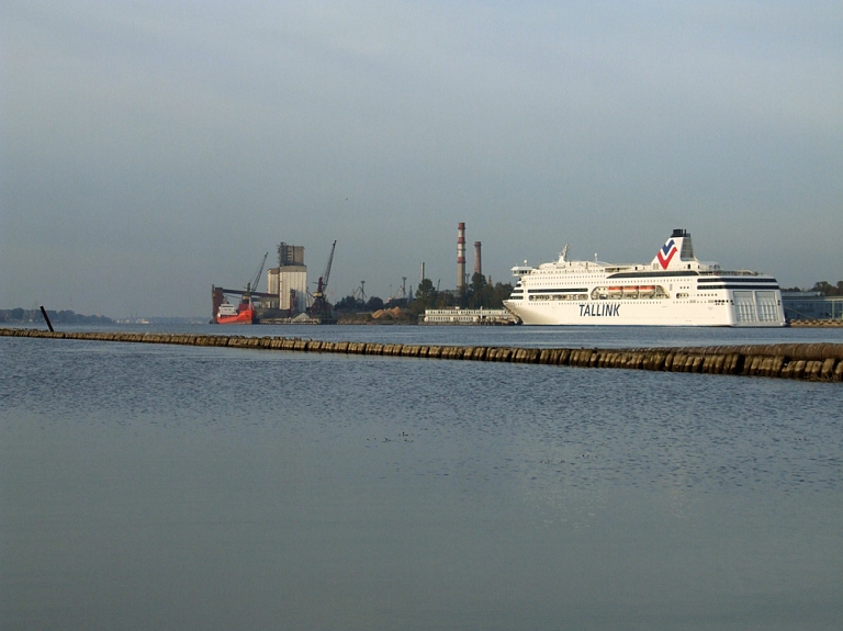 Rīgas ostā kuģu satiksme joprojām slēgta; lidostas darbs nav ietekmēts

