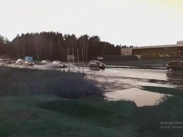 Berģos plīsis liels ūdensvads; uz Vidzemes šosejas ierobežota satiksme; visā pilsētā zems ūdens spiediens

