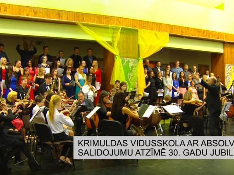 Krimuldas vidusskola ar absolventu salidojumu atzīmē 30. gadu jubileju