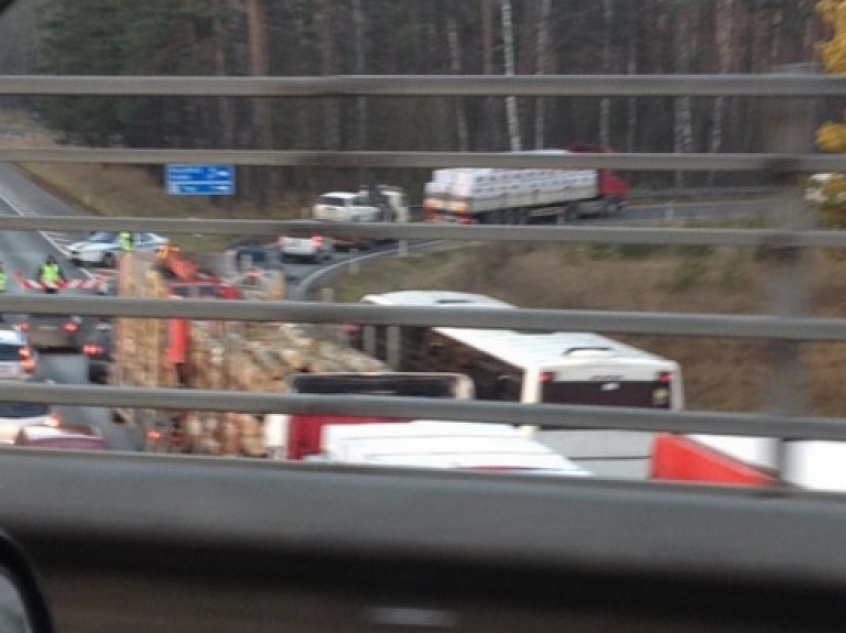 Bojātā ūdensvada dēļ joprojām šoseja pie Berģiem ir slēgta

