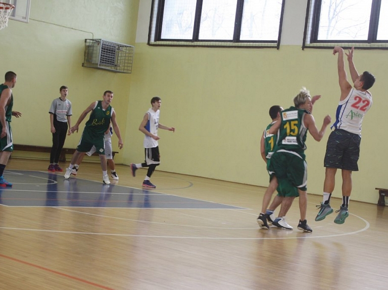 Rēzekniešiem basketbolā uzvaras mijas ar zaudējumiem

