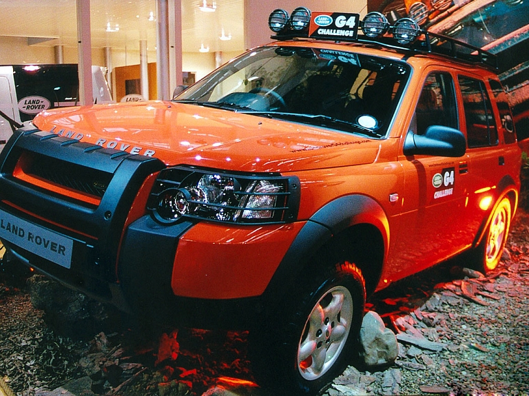 Urbanoviča dārgais "Range Rover" rupji pārkāpj ceļu satiksmes noteikumus

