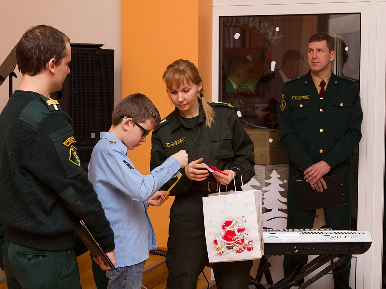 Robežsargi īpašā akcijā iepriecina bērnus

