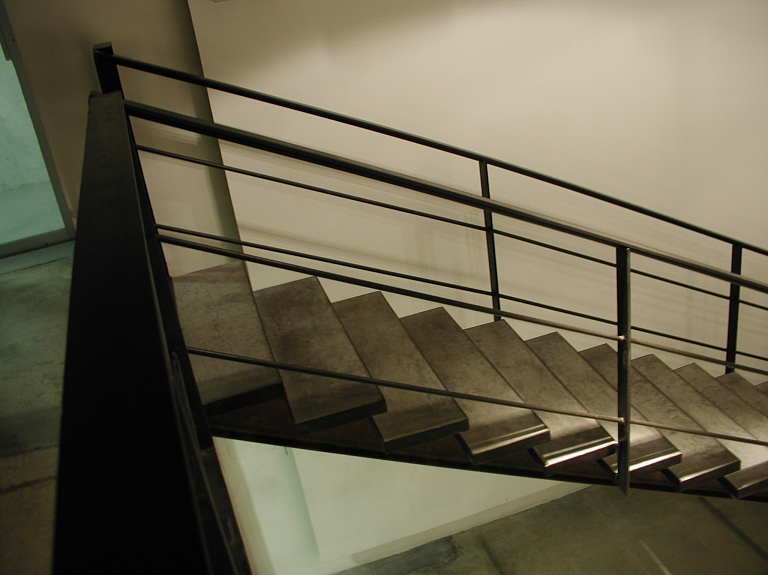 Rīgā vīrietis alkohola reibumā krīt pa trepēm un gūst vairākas traumas

