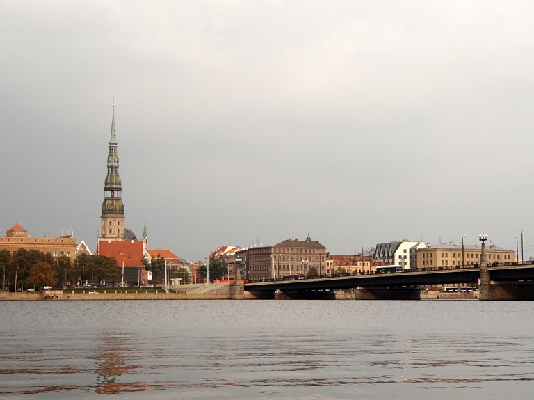 Rīgā pēc nokļūšanas ūdenī slimnīcā ar ķermeņa atdzišanu nogādāts jauns vīrietis

