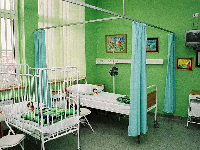 Rīgā slimnīcā nogādā gaisa atsvaidzinātāju norijušu bērnu

