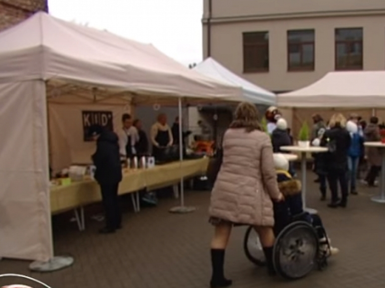 Iepazīstina ar rehabilitācijas centru "Poga"

