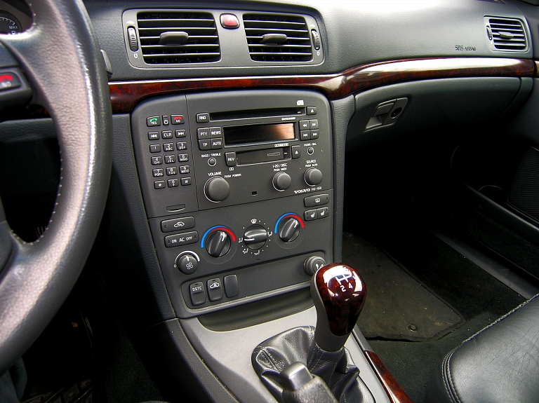 Rīgā ar stāvbremzi nenofiksēta automašīna sabrauc šoferi

