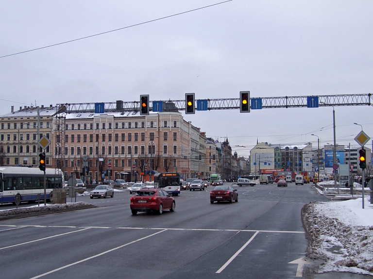 Rīdzinieki nav apmierināti ar mājokļu trūkumu un bērnudārzu rindām

